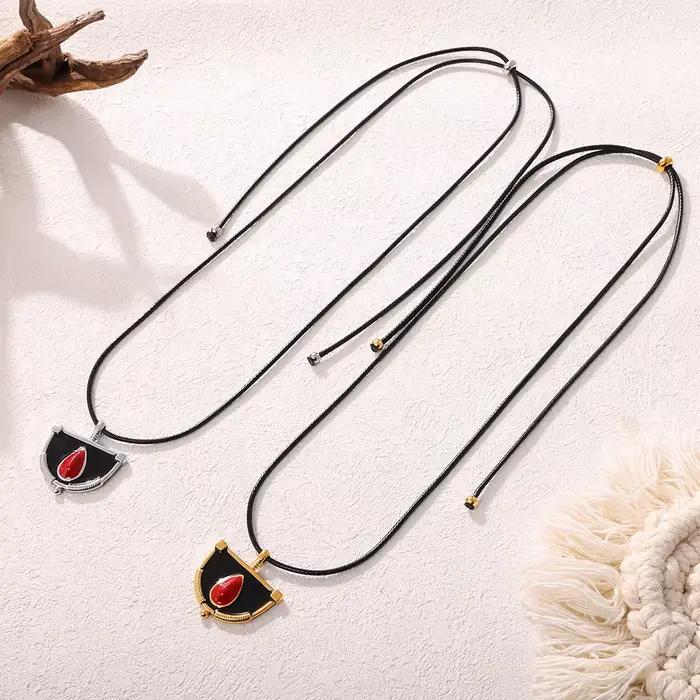 Collier en acier inoxydable pour femmes avec pendentif en émail unique et chaîne en corde noire pour soirée élégante et cadeau spécial