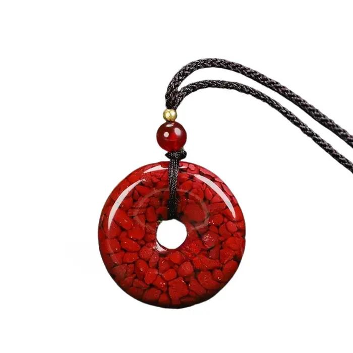 Perles dorées ornées d'un pendentif en pierre de sable rouge élégant