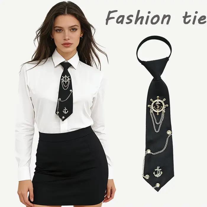 Une chaîne artisanale pour femme au design délicat, à porter avec une chemise et une jupe plissée, i