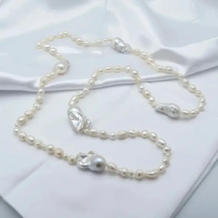 Collier long en perles baroques blanches naturelles pour femmes