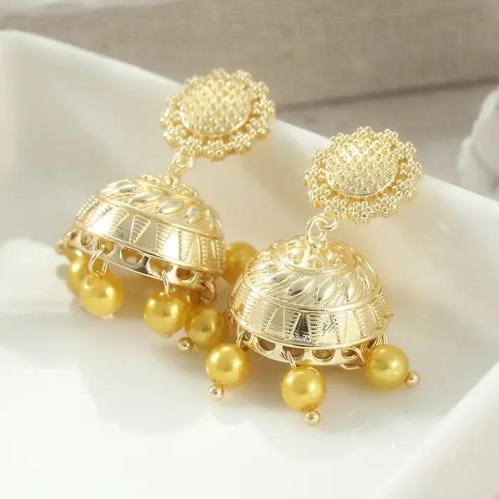 Boucles d'oreilles ethniques vintage dorées style gypsy indien, bijoux bohèmes rétro avec pampilles clochettes sculptées, boucles d'oreilles tendance pour femmes