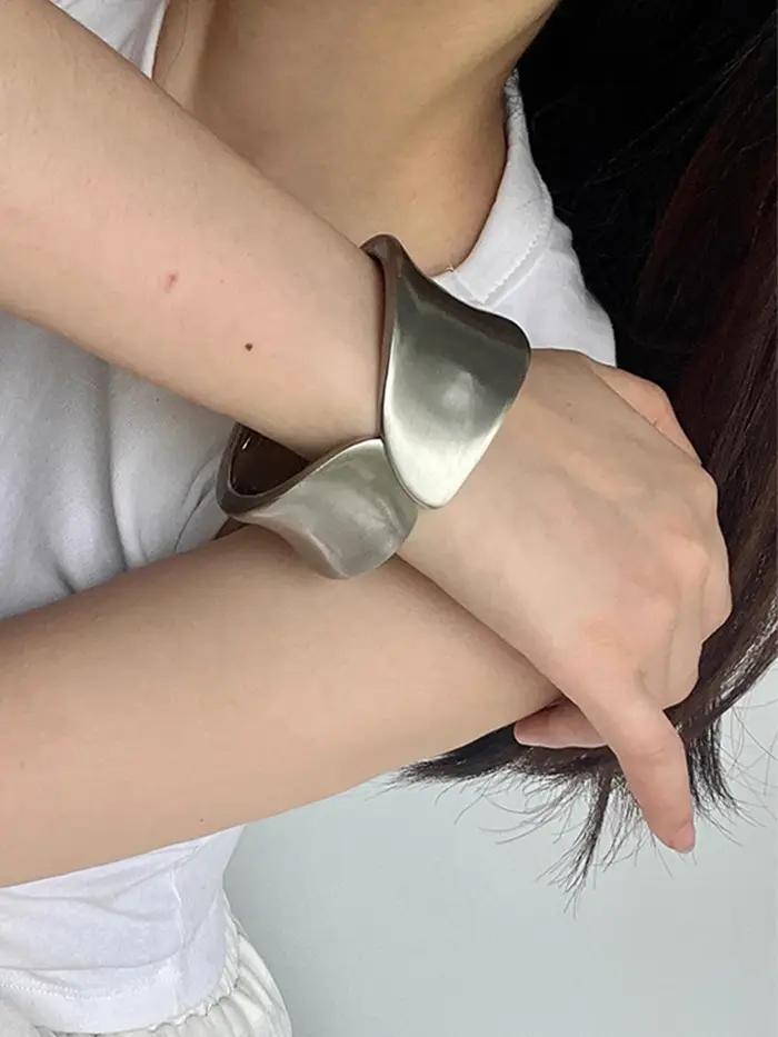 Le bracelet rétro givré entrelacé est un accessoire de bijoux parfait pour le carnaval des femmes pour offrir à votre petite amie