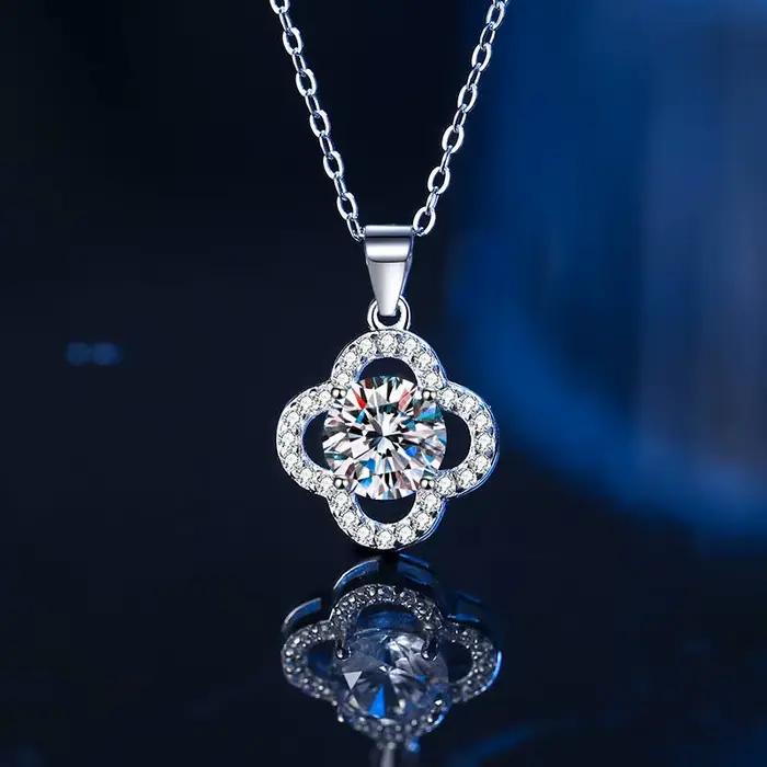 Collier pendentif trèfle à quatre feuilles en argent sterling 925 avec halo moissanite pour femmes occasions spéciales elegance classique
