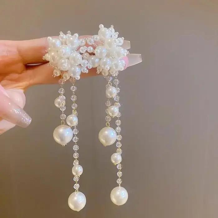 Boucles d'oreilles à pampilles en perles de fleurs pour femmes élégantes et romantiques pour mariage et soirées festives