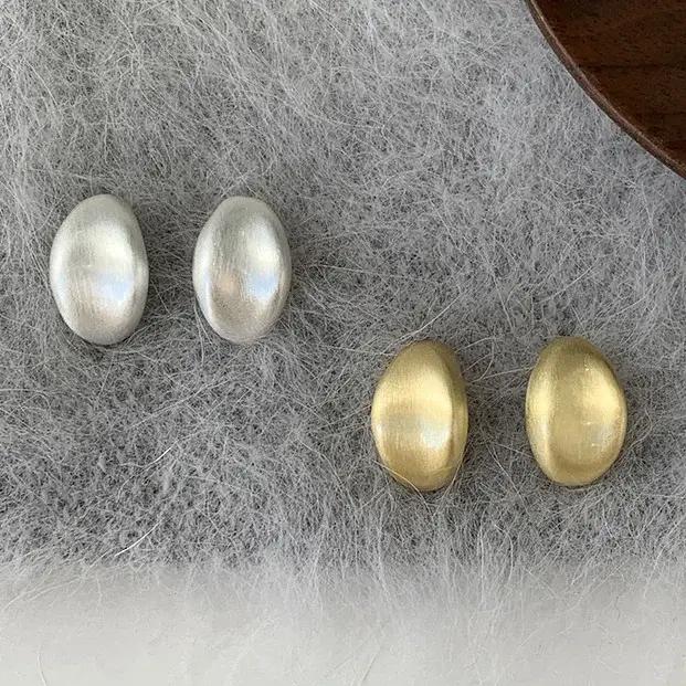 Boucles d'oreilles clous géométriques couleur argent pour femme