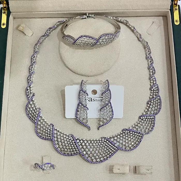 Ensemble de bijoux élégant couleur or 4 pièces pour femmes, collier, boucles d'oreilles, bracelet et bague en zircon cubique, pour mariage et fiançailles.