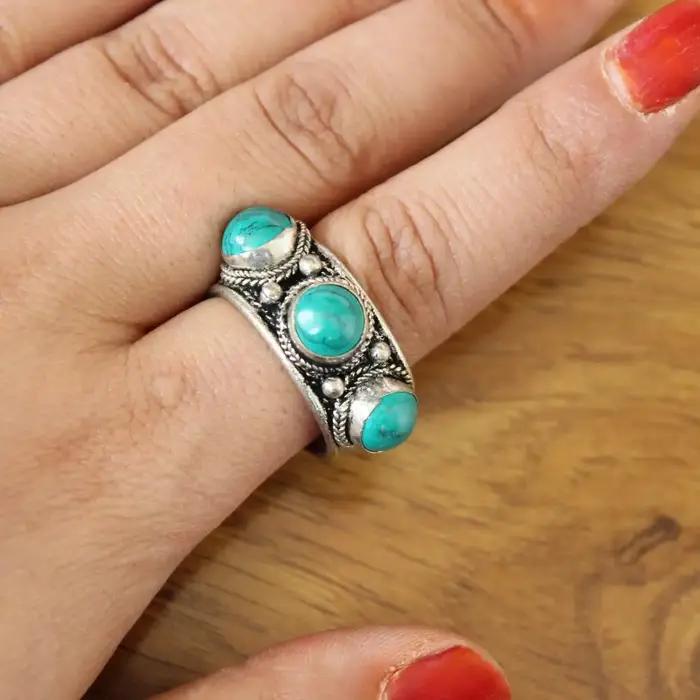 Bague tibétaine en métal argenté incrustée de trois perles de pierre turquoise unique et élégante pour homme et femme pour occasions spéciales et cadeaux de mariage