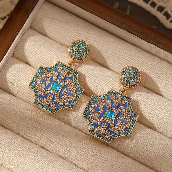 Boucles d'oreilles en émail de style français vintage, élégantes et à la mode, avec un aspect haut de gamme, présentant un motif en treillis de diamants dorés.