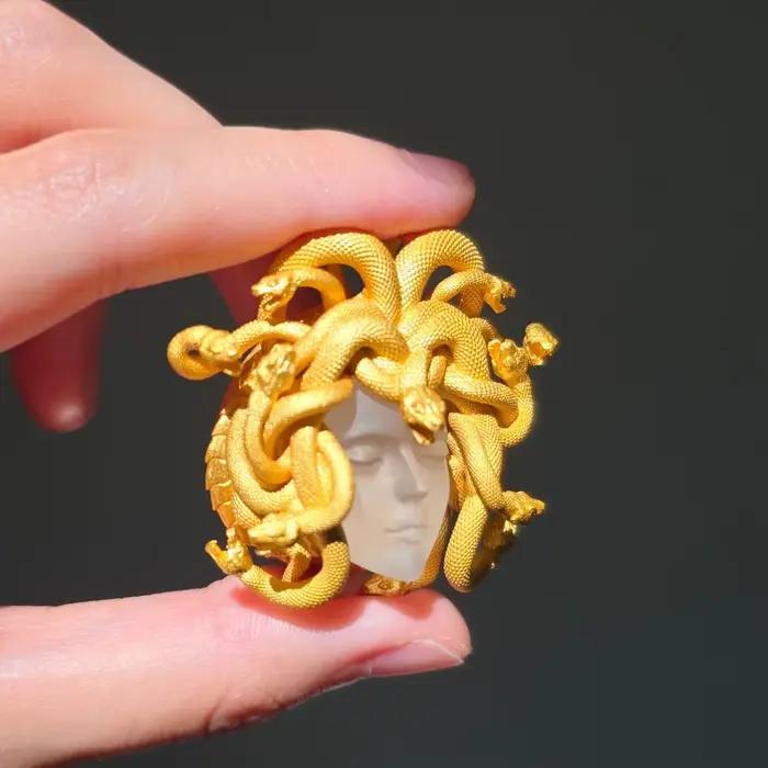 Bague en or rose Méduse dorée perle tendance bijou personnalisé pour femme occassions spéciales style unique mythologie grecque