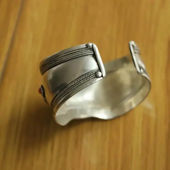 Bijoux faits à la main en argent tibétain incrusté de pierre turquoise naturelle Bracelet manchette large ouvert