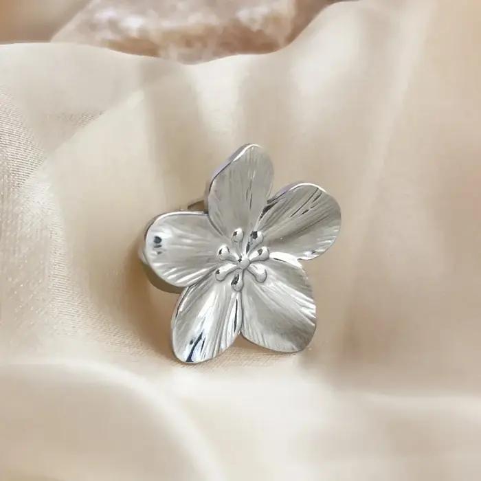 Bague en alliage de zinc avec motif floral pour femmes, élégante et résistante à l'eau, idéale pour les mariages, anniversaires et tous les jours