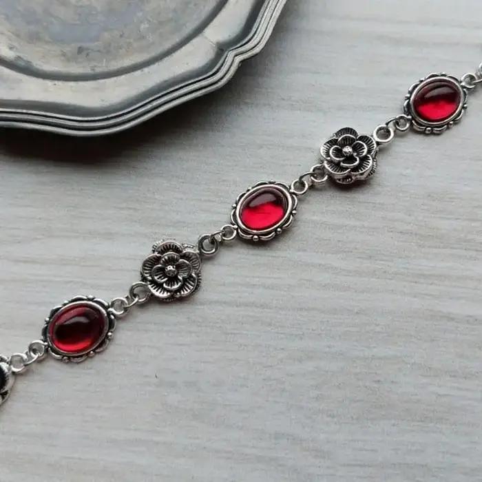 Bracelet en pierres artificielles rouge vif ; Manchette florale gothique originale ; Bijou ajustable poli avec chaîne