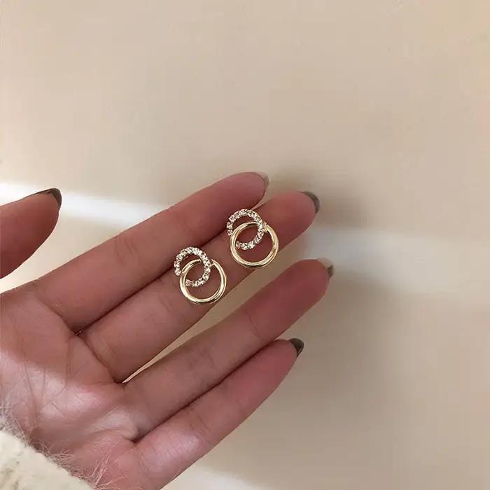 Boucles d'oreilles à clous géométriques couleur or avec strass étincelants pour femmes, bijoux féminins de luxe légers, romantiques et élégants pour toutes les occasions