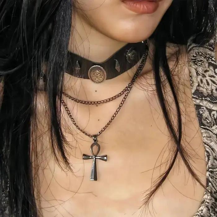 Maillard Style Y2K gothique multicouche rétro marron Faux cuir Rivet pendentif collier pour les femmes mode délicat tour de cou bijoux