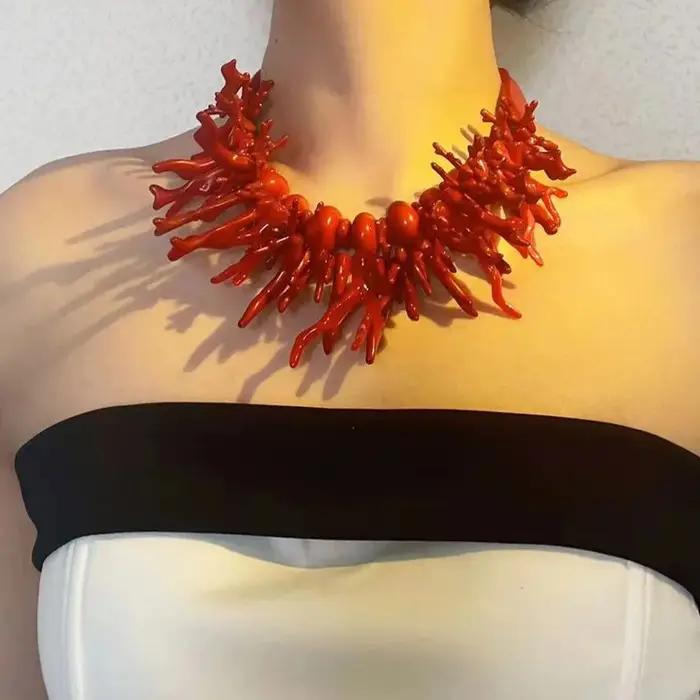 Collier de corail rouge en résine superposée à double couche de style bohème pour femmes