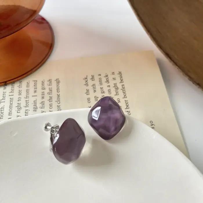 Boucles d'oreilles à clipser élégantes en résine