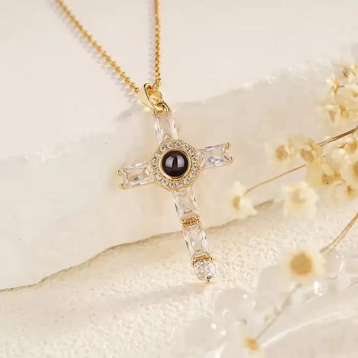 Avec image collier croix personnalisé à l'intérieur de l'image