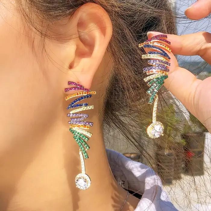 Boucles d'oreilles Pera CZ longues lignes ondulées multicolores CZ ovales pour femmes mode mariage dîner fête bijoux occassions spéciales