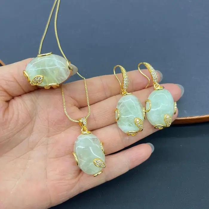 Ensemble de trois pièces en pierre naturelle, style luxe léger, bague incrustée plaquée or, boucles d'oreilles, collier, ensemble de bijoux tendance pour femmes