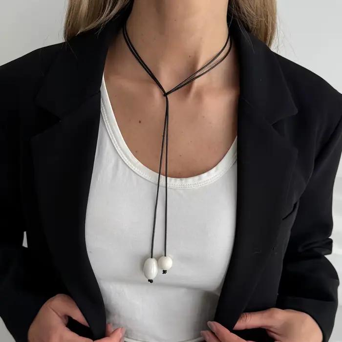 Collier pendentif en résine transparente pour femmes, design simple, personnalisable et élégant pour occasions spéciales et cadeaux de mode