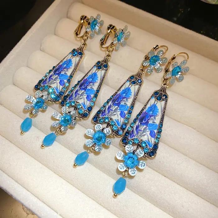 Boucles d'oreilles pendantes en résine à motif floral