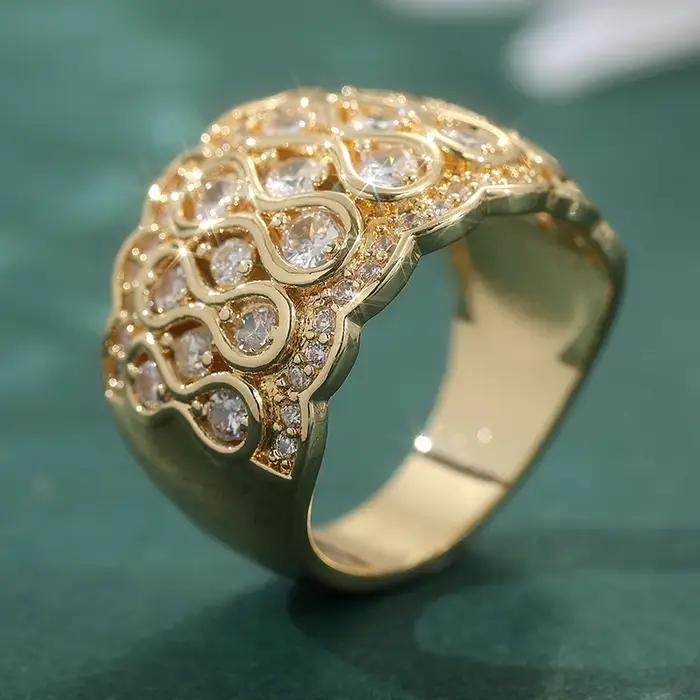 Bague Magnifique Plaqué Or avec Zirconiums Synthétiques Pavés pour Femme – Bijou de Mode Élégant pour Banquets et Festivals