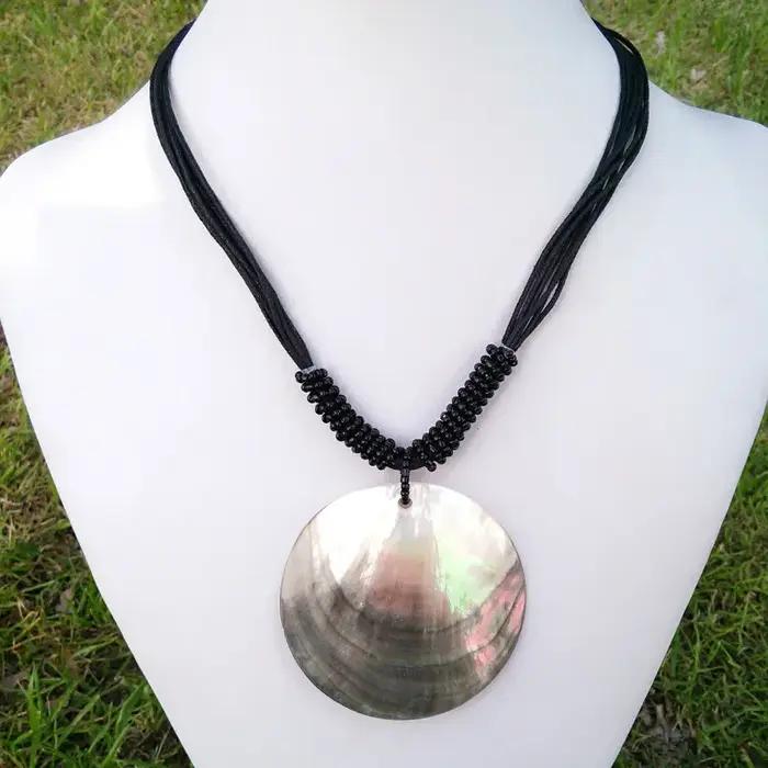 Collier tissé à la main avec pendentif en coquillage naturel pour femmes