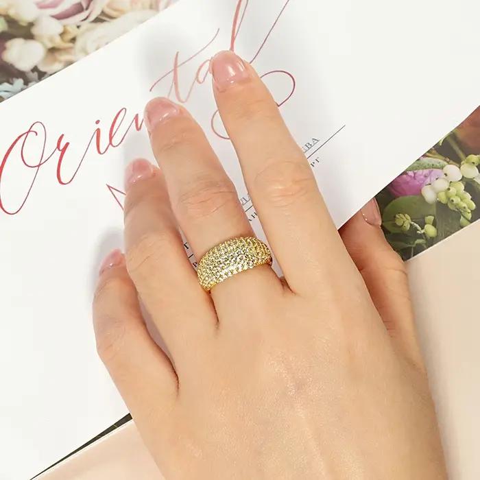 Bague de fête vintage plaquée or 14K sertie de zirconium blanc élégante pour femmes et hommes occasions spéciales anniversaires cérémonies de remises de diplômes soirées de gala voyages moments importants