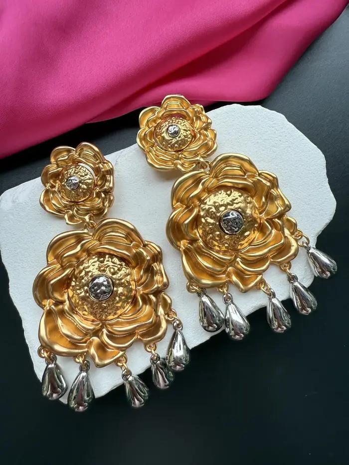 Boucles d'oreilles rétro exagérées à fleurs et perles argentées pour femmes occasions spéciales vintage élégantes