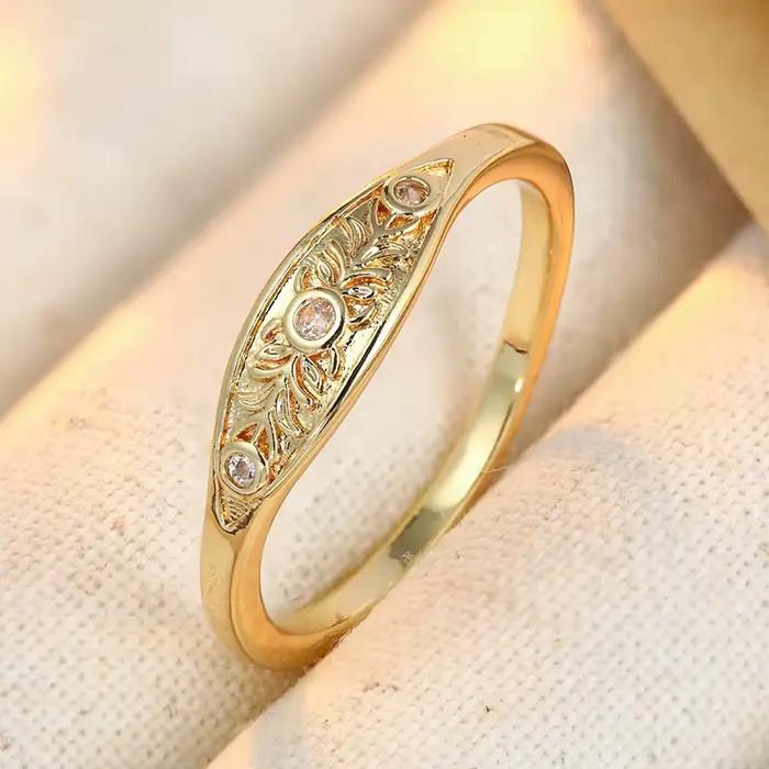 Bague Classique pour Femme avec Fleur Incrustée de Zirconiums Blancs, Couleur Or Tendance, Sculptée