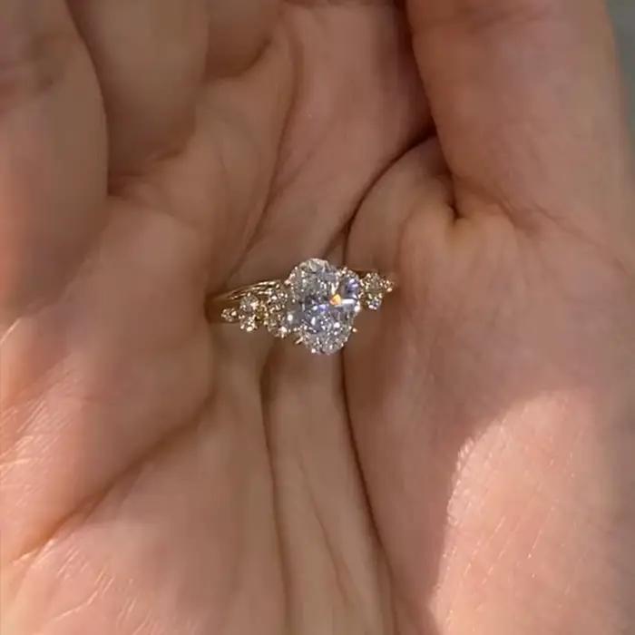 Bague de fiançailles ovale avec incrustation de diamants éblouissants