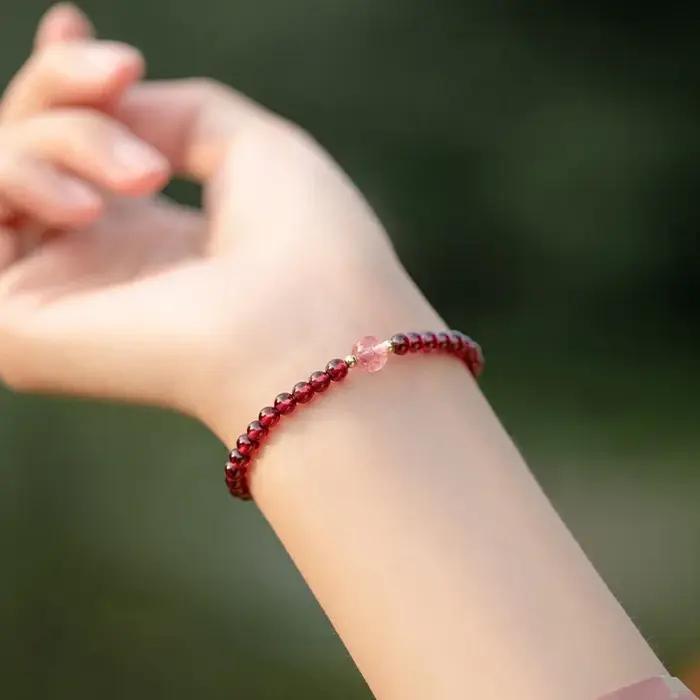 Bracelet en céramique grenat rouge pour filles style classique élégant pour étudiantes et grandes occasions