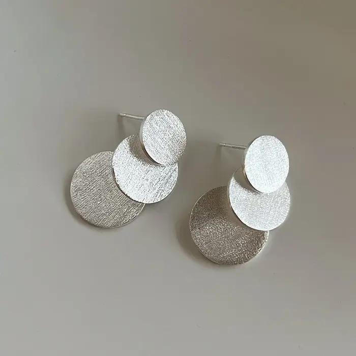 Boucles d'oreilles à clous en forme de petit disque géométrique brossé couleur argent pour femmes