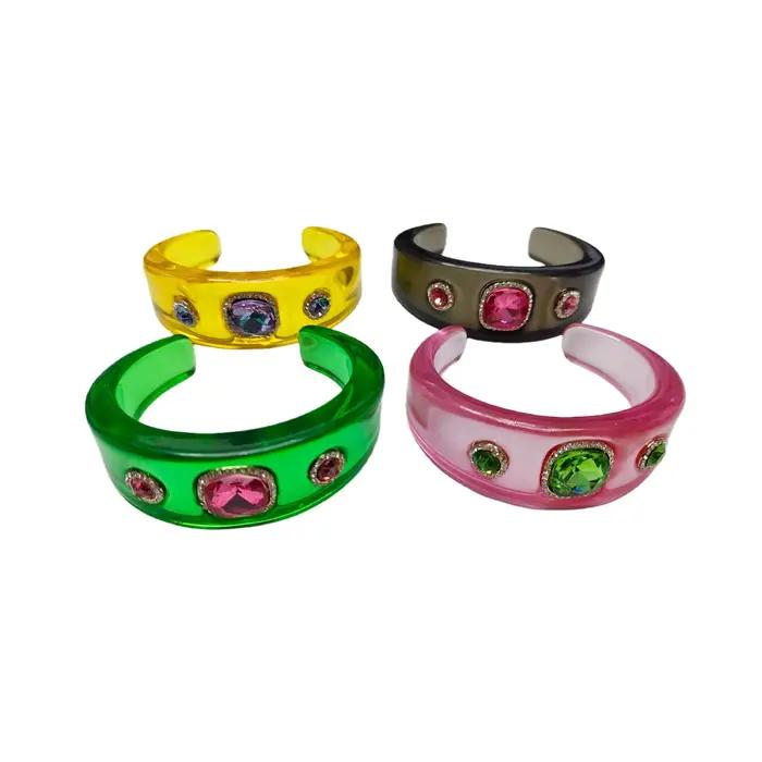 Bracelet ouvert en résine épaisse avec motifs géométriques pour femmes, bracelet de manchette ajustable, variété de finitions métalliques pour occasions spéciales