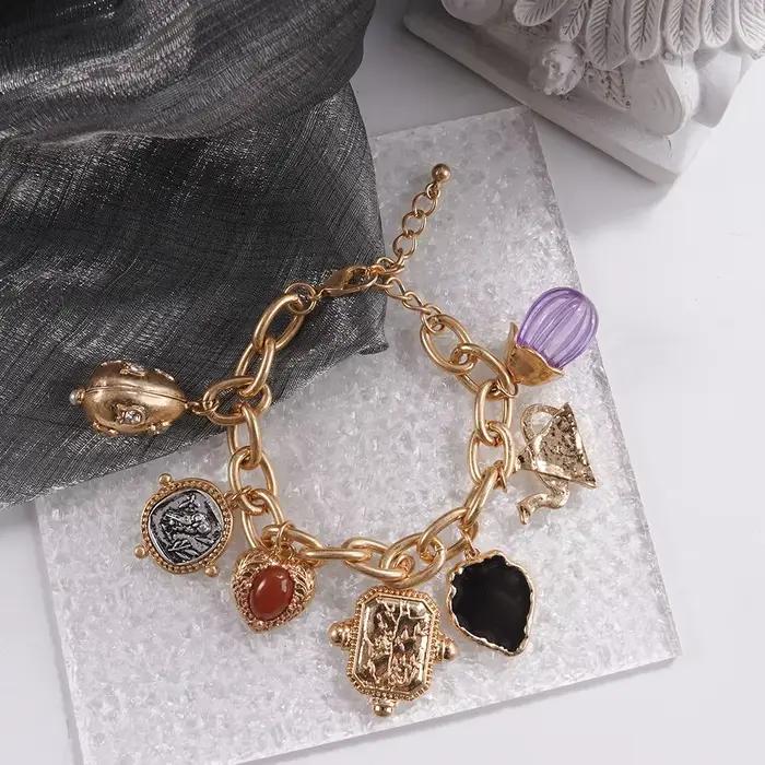 Bracelet à breloques dorées et pierres colorées à chaîne épaisse et longueur ajustable pour femme
