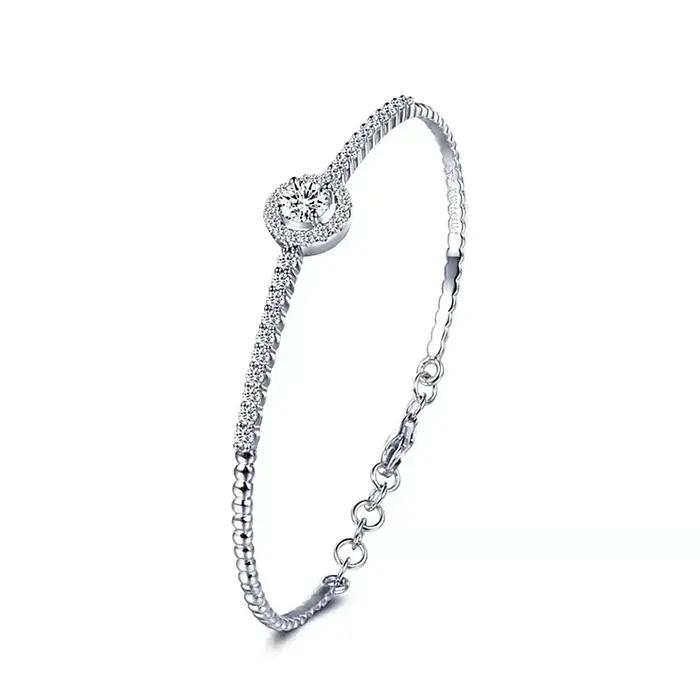 Bracelet ouvert moderne : argent S925 plaqué rhodium avec moissanite plein cercle 0,5CT. Bijoux pour femmes élégants et réglables.