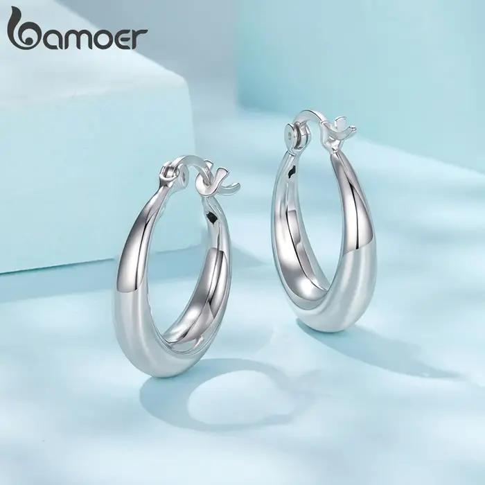Boucles d'oreilles créoles brillantes hypoallergéniques pour femmes avec motifs floraux classiques bijoux cadeau occasions spéciales