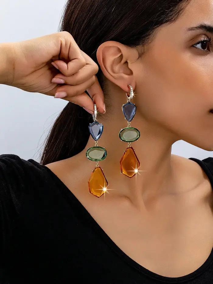 Une paire de boucles d'oreilles de luxe légères, tendance, sexy, à la mode, exagérées et irrégulière