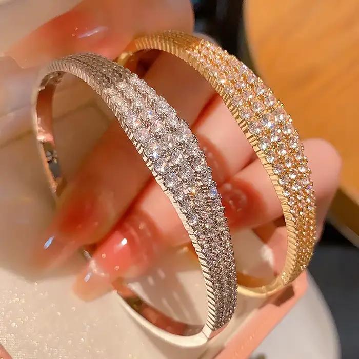 Bracelet de luxe élégant et charmant en laiton plaqué or 18 carats avec zircon cubique, design ouvert