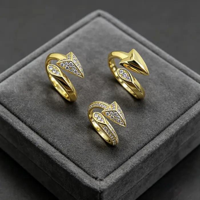 Bague ouverte de luxe en forme de flèche entièrement sertie de diamants pour femme