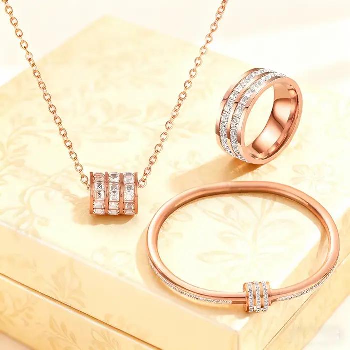 Ensemble de bijoux dorés avec accents en cristal pour femmes, collier, bague et bracelet, bijoux classiques hypoallergéniques pour occasions spéciales