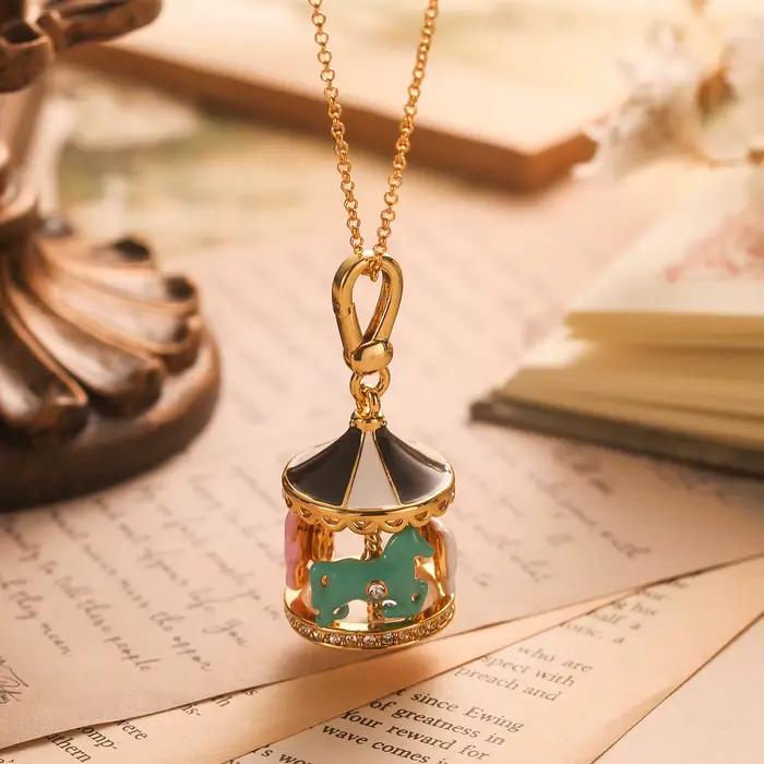 Collier pendentif carrousel en émail exquis