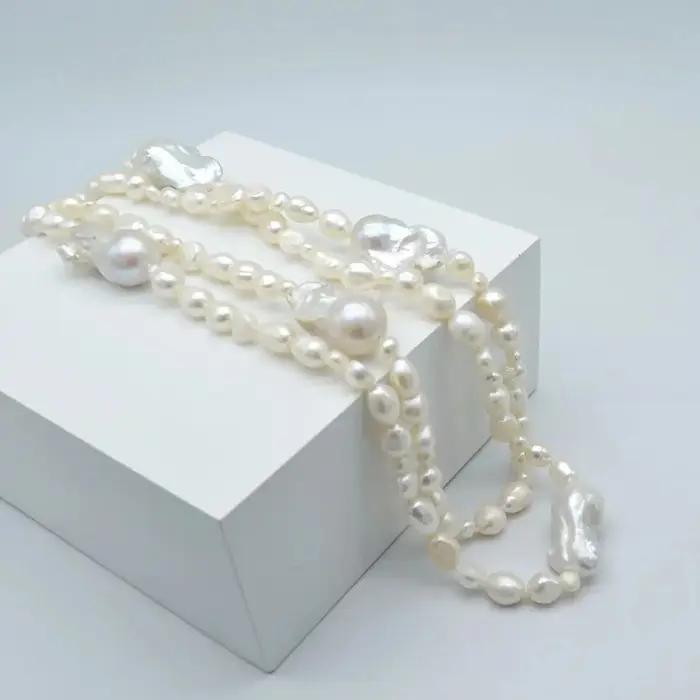 Collier long en perles baroques blanches naturelles pour femmes