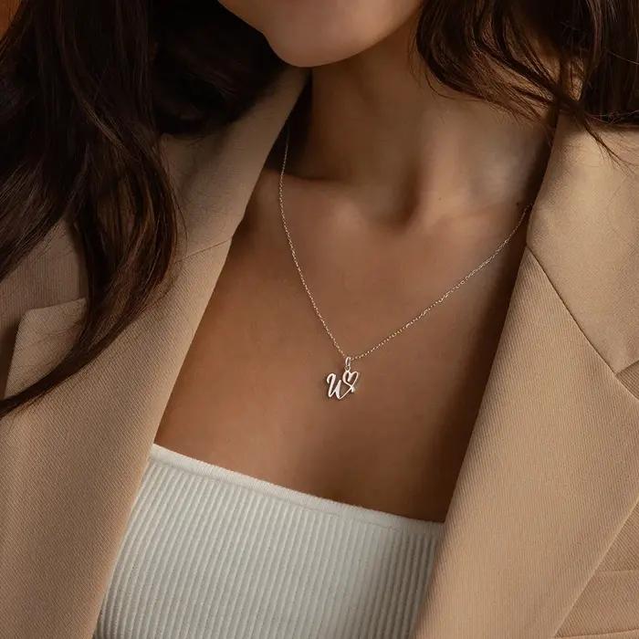 Collier initial en acier inoxydable pour femmes avec différents styles et couleurs minimalistes bijoux cadeau pour occasions spéciales