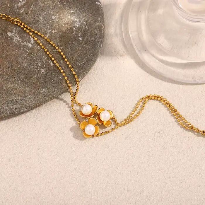 E.B.belle nouvelle chaîne de perles trois fleurs Bracelet de perles plaqué or 18 carats en acier inoxydable Style élégant accessoires de bijoux pour femmes