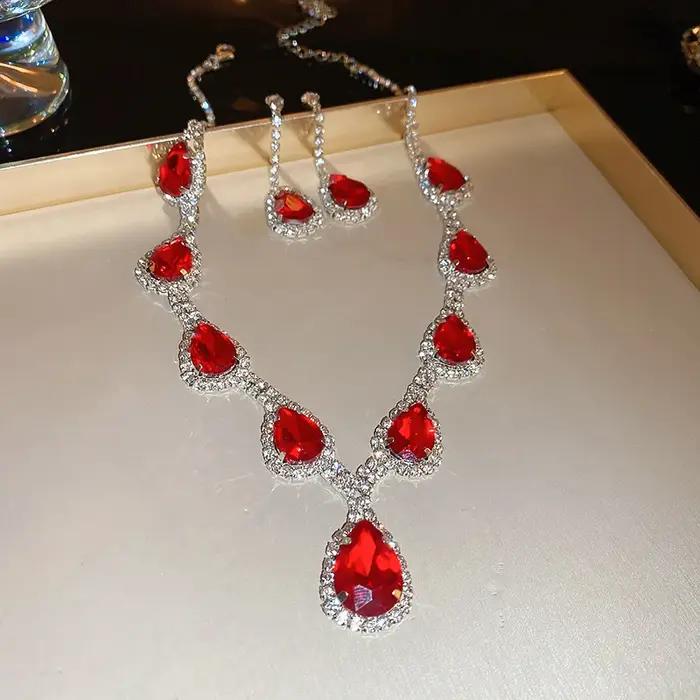 Ensemble de bijoux bohèmes en strass rouge pour femmes collier goutte d'eau et boucles d'oreilles pour occasions spéciales anniversaire mariage