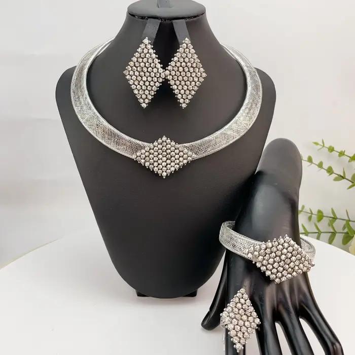 Ensemble de bijoux doré plaqué rhodium imitation vendange pour femmes occasions spéciales mariage collier boucles doreilles bracelet