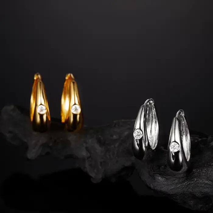 Boucles d'oreilles exclusives en argent sterling S925 avec moissanite, design minimaliste, luxe léger, haut de gamme, design unique, bijoux de tous les jours, cadeau pour femme