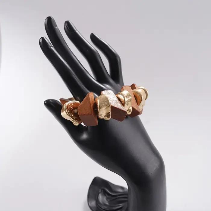 Bracelet en bois doré et accents géométriques pour femmes, style bohème, idéal pour brunchs et tenues élégantes