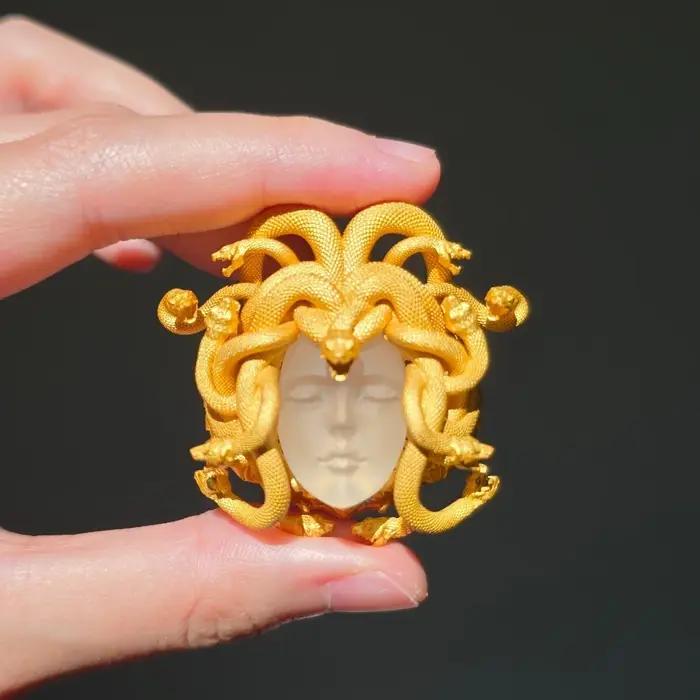 Bague en or rose Méduse dorée perle tendance bijou personnalisé pour femme occassions spéciales style unique mythologie grecque